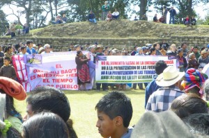 Indigenous protesters at Iximche on the eve of 13 Baktun